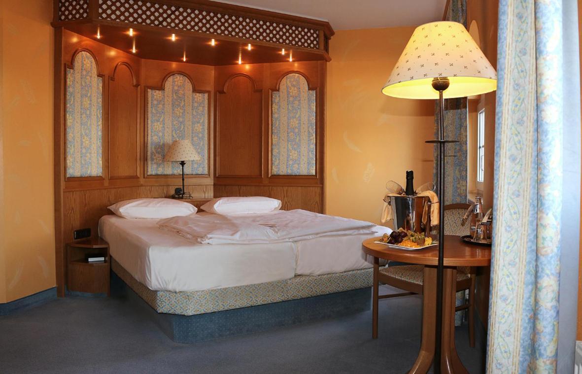 Hotel Spanischer Hof Groeditz ภายนอก รูปภาพ